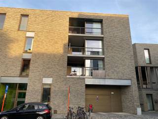 Dit energiezuinig appartement is gelegen in centrum Mechelen. Dit prachtige appartement op de 2de verdieping biedt u veel licht, ruimte en een mooie kwalitatieve afwerking.Het appartement bestaat uit een ruime leefruimte, volledig geïnstalleerde keuken, badkamer met bad, berging, afzonderlijk toilet, inkomhal, 2 slaapkamers en een gezellig terras. U kunt ook nog genieten van een ondergrondse auto staanplaats, fietsenstalling en kelder.