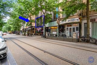 Informatie appartementOntdek dit stijlvol en instapklaar appartement van ca. 90m² met gezellig terras op de eerste verdieping van een verzorgd...