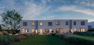 Lot 16 is een halfopen bebouwing in moderne stijl op een grondopp. van 283 m² en met een totale bewoonbare opp. van 140 m². Energieneutrale woning (E -20) dankzij doorgedreven isolatiepakket, ventilatiesysteem D, groot pakket zonnepanelen en warmtepomp. GELIJKVLOERS : inkom, wc, ruime living met open keuken, en bergruimte. EERSTE VERDIEPING: 1 slpk voor de ouders, 2 kinderkamers, aparte wc, badkamer ingericht met ligbad, inloopdouche en badkamermeubel met dubbele lavabo, technische ruimte. De woning is volledig afgewerkt waarbij laminaat in de kamers en het terras ook voorzien zijn. De woning kan snel bewoond worden! Deze woning ligt in een nieuw woonproject in de Sint-Jozefstraat in Aalter. Prima ligging ! Centrum Aalter vlakbij, E40 zeer vlot bereikbaar, diverse sportmogelijkheden in de buurt.  EXTRA TROEVEN: Volledig afgewerkt, snel instapklaar, omheining is inbegrepen. Prijs excl. btw en kosten. Bij Durabrik ben je zeker van een vaste prijs na ondertekening van je contract. Geen budgettaire verrassingen dus tijdens je bouwtraject. Download de brochure op https://durabrik.immo/aalter.  Heb je vragen? Contacteer dan je bouwadviseur via 09 280 60 60 of mail naar info@durabrik.be  * Beelden en oppervlaktes zijn indicatief.