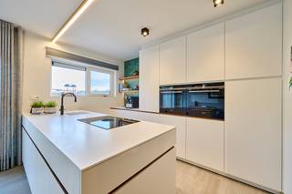 VOLLEDIG VERNIEUWD ZEER RUIM EN HOOGWAARDIG AFGEWERKT APPARTEMENT MET 2 RUIME SLAAPKAMERS!Dit stijlvol afgewerkt appartement met oog voor detail en...