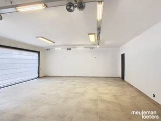 Dit in het centrum gelegen commercieel pand geniet van een ruime etalage, een winkelruimte van +/- 45m², een apart toilet, een polyvalente ruimte/ berging (ca. 10 m² en een teller lokaal.<br /><br />Meer info op kantoor!