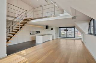 <p><span>Uitzonderlijk veel ruimte op een gunstige locatie te Minderhout / Hoogstraten </span></p><p><span>Dit luxe penthouse appartement combineert de ruimte van een woning met het comfort van een appartement! Grote leefruimtes, 4 slaapkamers, 2 badkamers, 2 terrassen, open karakter en mooie lichtinval. Extra ruimte nodig? Er is de mogelijkheid om een dubbele garage met private tuin en bijgebouw afzonderlijk aan te kopen.</span></p><p><span> </span></p><p><span>2e Verdieping</span></p><p><span>U betreedt het appartement via de inkomhal met gastentoilet en vestiairekast, en bij het binnenkomen van de woonruimte ervaart u het licht en de ruimte dankzij een grote vide en groot schuifraam aan de voorzijde van het appartement met toegang tot een ruim terras. De leefruimte omvat een zitgedeelte of TV kamer, eetkamer gedeelte en open leefkeuken. Zowel aan de voorzijde van het appartement als aan de achterzijde bevindt zich een terras. Van zonsopgang tot ondergang heb je altijd zon op 1 van de 2 terrassen en rond de middag op beide terrassen. Vanuit de keuken is er ook een ruime bijkeuken of berging bereikbaar. Aan de voorzijde van het appartement bevindt zich tevens een grote suite bestaande uit een slaapkamer met ingemaakte kasten en badkamer voorzien van douche, toilet, ligbad en wastafelmeubel. </span></p><p><span> </span></p><p><span>3e Verdieping<br />Via de design trap toegang tot de 3e verdieping met een polyvalente ruimte, ideaal als bureel met prachtig zicht naar buiten over de leefruimte heen. Aparte ruimte welke kan ingericht worden als wellness of bijkomende slaapkamer. Nog twee slaapkamers, tweede badkamer en wasplaats.</span></p><p><span> </span></p><p><span>Garage en bijgebouw</span></p><p><span>Aan de achterzijde van het gebouw bevinden zich meerdere garageboxen. Dit appartement biedt u de mogelijkheid om tegen een meerprijs van 45.000 euro een dubbele garagebox en private tuin met bijgebouw aan te kopen. De dubbele garagebox biedt plaats aan twee auto's en met een doorgang naar de private tuin ontstaan er nog bijkomende mogelijkheden; evenals het bijgebouw in deze aangelegde tuin welke volop privacy biedt. </span></p><p><span> </span></p><p><span>Bijzonderheden</span></p><p><span>Dit appartement is verrassend op meerdere manieren; de ruimte alsook de hoeveelheid licht en hoogte in het appartement, ruim van afmeting en toch heel gezellig, garage met private tuin! </span></p><p><span>Het eigendom is voorzien van luxe en comfort zoals uitgebreid alarm, airconditioning, ingemaakte kasten, kwaliteitsvolle materialen, etc. Verkoop onder registratierechten. Mogelijkheid tot aankoop tegen verlaagd tarief van 2%.</span></p><p><span> </span></p><p><span>Neem contact op met ons kantoor voor meer informatie.</span></p>