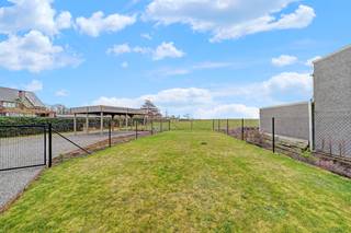 <p>Te koop: ruime open bebouwing in Tielt-Winge, gelegen in een groene omgeving nabij het busstation en belangrijke invalswegen.</p><p><span>Bekijk de woning </span>hier <span>alvast volledig virtueel zowel binnen als buiten.</span></p><p>Deze woning uit 1977 biedt een unieke tweewoonst-indeling, ideaal voor wie ruimte en flexibiliteit zoekt. De volledige onderkeldering zorgt voor extra opslag- en werkruimte, terwijl de omheinde tuin van 1.245 m² privacy en veiligheid biedt. Dankzij de ligging geniet u van vrij zicht en een landelijk karakter, met toch vlotte verbinding naar openbaar vervoer en omliggende steden.</p><p><br /></p><p>Belangrijkste ruimtes:</p><p>• Woonkamer met veel lichtinval en toegang tot het terras</p><p>• Twee keukens, uitgerust met keramische kookplaat, oven, koelkast en dampkap</p><p>• Drie slaapkamers</p><p>• Twee badkamers met ligbad, dubbele wastafel en toilet</p><p>• Garage met sectionale poort en elektriciteitsvoorziening</p><p>• Meerdere kelderruimtes, waaronder ketelruimte en wasruimte</p><p><br /></p><p>Troeven:</p><p>• Tweewoonst nabij busstation Tielt-Winge</p><p>• Volledig onderkelderd</p><p>• Omheinde tuin van 1.245 m²</p><p>• Ideaal als zorgwoning of kangoeroewoning.</p><p><br /></p><p>Neem vandaag nog contact op met uw ERA-makelaar voor een bezoek.</p><p><br /></p><p>JOUW DROOMHUIS. ZO GEVONDEN!</p>