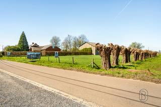 Deze bouwgrond is zeer goed gelegen, genietend van een prachtig open zicht. 
Geen bouwverplichting, voor de bouw van een villa. 

Mogelijkheid bijkopen aanpalende bouwgrond. 

Veel potentieel, op een mooie locatie! 

