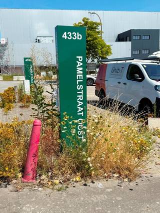<strong>Op het bedrijventerrein van Ninove,</strong> in de Pamelstraat Oost 433 B, bevindt zich dit<strong> uitstekend gelegen magazijn met bureelruimtes en private parking. </strong>Het pand beschikt over een <strong>magazijn van ca. 430 m² met een vrije hoogte van 7 meter en een sectionale poort van 4 meter hoog,</strong> waardoor het bijzonder geschikt is voor opslag, logistieke activiteiten of diverse bedrijfsdoeleinden. Bovendien hoort bij het pand <strong>een ruime parking van ca. 180 m²,</strong> ideaal voor personeel, klanten of leveringen.<br />Dankzij de strategische ligging op het industriepark van Ninove geniet u van een vlotte bereikbaarheid en een uitstekende uitvalsbasis voor uw onderneming. Het magazijn is onmiddellijk beschikbaar. Huurprijs: € 2.950 per maand, inclusief onroerende voorheffing en inclusief afstand van verhaal. Benieuwd naar dit bedrijfsvastgoed regio Ninove? Contacteer info@immodelestre.be of 054 33 62 52.