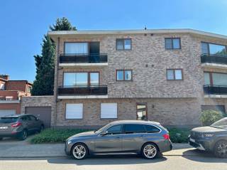 <p><span>Welkom in dit ruime en comfortabele halfopen appartement in Ekeren met een totale oppervlakte van ongeveer 91 m² en een prima e-peil (B)</span></p><p><span> </span></p><p><span>Het appartement beschikt over 2 slaapkamers, een open en lichte woonkamer met basis ingerichte keuken en berging, een apart toilet, een badkamer voorzien van een ligbad en dubbele wastafel en een achtergelegen zonnig terras.</span></p><p><span> </span></p><p><span>Het gebouw zelf is goed onderhouden en wordt beheerd door een professionele syndicus. De locatie in Ekeren is ideaal, met goede bereikbaarheid naar het centrum en alle benodigde voorzieningen in de buurt.</span></p><p><span> </span></p><p><span>Een inpandige garage voorziet één private autostaanplaats/fietsenberging en in de kelder bevindt zich tevens nog een handige private berging.</span></p><p><span> </span></p><p><span>Het appartement is momenteel verhuurd sinds 2015 en mogelijk beschikbaar na de wettelijke opzegtermijn van 6 maanden. </span></p>