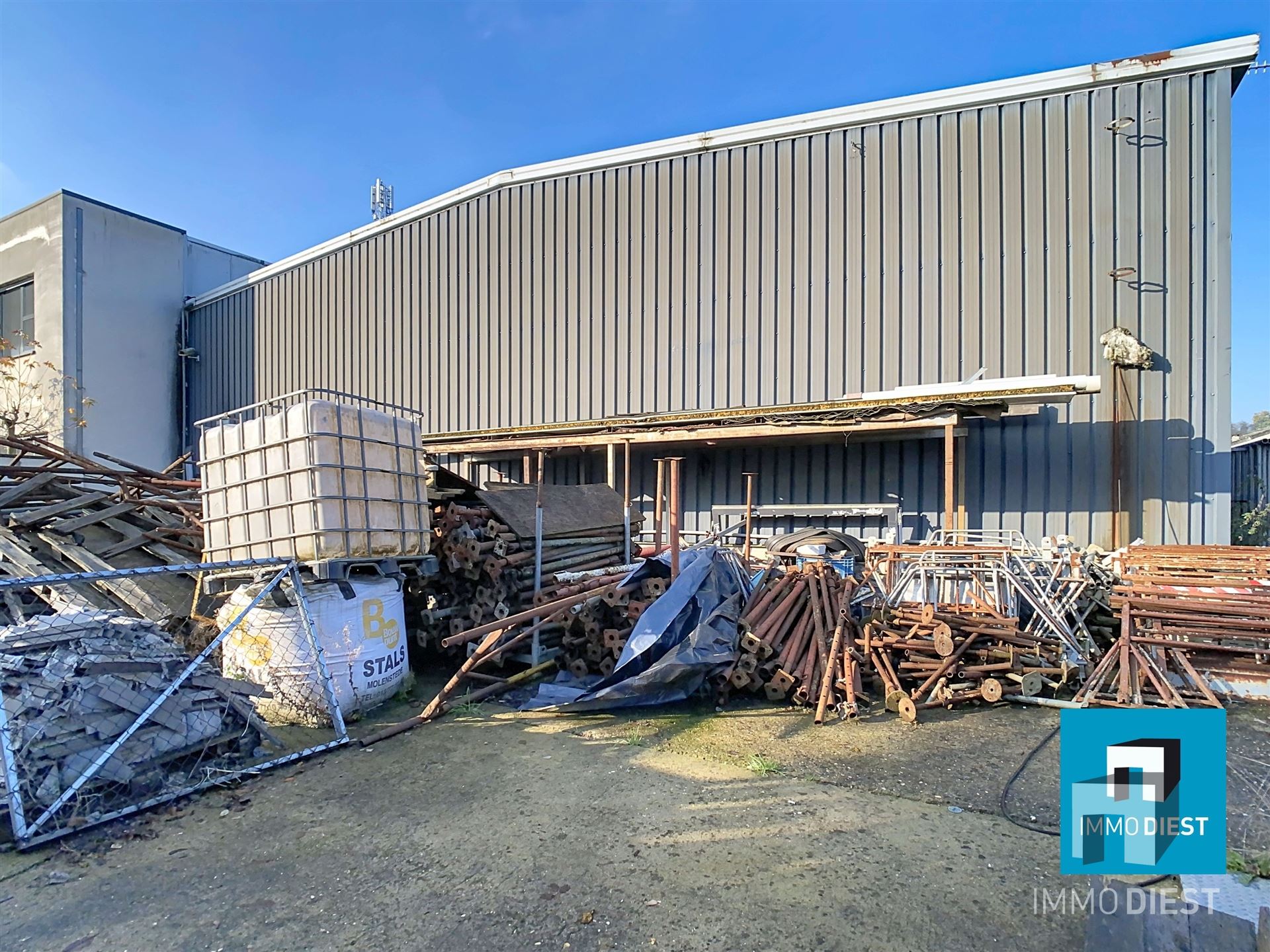 Industrieel gebouw met magazijnen en burelen - foto 4