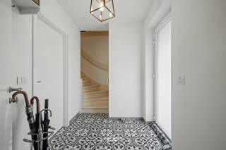 Op een rustige, kindvriendelijke toplocatie in Sint-Niklaas bevindt zich deze moderne en perfect onderhouden halfopen bebouwing uit 2017. De...