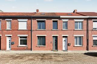 <p><strong>Gezinswoning met 3 slaapkamers, EPC C en conforme elektriciteit nabij het centrum van Turnhout</strong></p>
<p><strong>Omgeving:</strong><br />Gelegen in de Generaal Van der Meerschstraat 9 te Turnhout, op een centrale locatie nabij winkels, scholen, openbaar vervoer en het stadscentrum. Dankzij de gunstige ligging geniet u van een vlotte bereikbaarheid en bevinden alle dagelijkse voorzieningen zich binnen handbereik.</p>
<p><strong>Indeling:</strong><br /><strong>-1: </strong>kelder<strong> 0:</strong> Inkomhal, leefruimte, eetkamer, keuken, badkamer, wasruimte, apart toilet, berging/fietsenberging <strong>1:</strong> 2 slaapkamers <strong>2:</strong> afgewerkte zolderverdieping/ 3de slaapkamer en bergzolder.</p>
<p><strong>Omschrijving:</strong><br />Deze gezinswoning biedt een praktische indeling, drie volwaardige slaapkamers en heel wat nuttige bergruimte. Dankzij de centrale ligging en de conforme elektrische installatie vormt deze woning een interessante opportuniteit voor gezinnen, starters of investeerders.</p>
<p>Via de inkomhal betreedt u de aangename leefruimte die bestaat uit een zit- en eetgedeelte. Aansluitend bevindt zich de keuken, wat zorgt voor een praktische en gebruiksvriendelijke indeling van het gelijkvloers.</p>
<p>Verder beschikt de woning op het gelijkvloers over een badkamer uitgerust met een douche in bad en badkamermeubel. Achteraan bevinden zich een aparte wasruimte en een afzonderlijk toilet. Daarnaast is er een praktische berging aanwezig die ideaal dienst kan doen als opslagruimte voor fietsen en andere benodigdheden. Een extra troef is de achteringang, waardoor fietsen gemakkelijk gestald kunnen worden zonder door de woning te moeten.</p>
<p>De woning is bovendien deels onderkelderd, wat extra opslagmogelijkheden biedt.</p>
<p>Op de eerste verdieping bevinden zich twee slaapkamers. Beide kamers zijn uitgerust met rolluiken, wat zorgt voor extra comfort en privacy.</p>
<p>De afgewerkte zolderverdieping werd ingericht als een volwaardige derde slaapkamer en biedt tal van mogelijkheden als slaapkamer, hobbyruimte of thuiskantoor. Vanuit deze ruimter is er bovendien toegang tot een bergzolder, ideaal voor het opbergen van extra spullen.</p>
<p>Ook technisch scoort deze woning goed met een conforme elektrische installatie en een EPC-label C, waardoor er geen renovatieverplichting van toepassing is.</p>
<p><strong>Troeven:<br /></strong>-<strong> </strong>3 slaapkamers<strong><br /></strong>-<strong> </strong>Afgewerkte zolderverdieping<strong><br /></strong>-<strong> </strong>Deels onderkelderd<strong><br /></strong>-<strong> </strong>Handige berging/fietsenberging<strong><br /></strong>-<strong> </strong>Achteringang voor fietsen<strong><br /></strong>-<strong> </strong>Rolluiken in de slaapkamers<strong><br /></strong>-<strong> </strong>Conforme elektrische installatie<strong><br /></strong>-<strong> </strong>EPC C<strong><br /></strong>-<strong> </strong>Centrale ligging nabij winkels, scholen en openbaar vervoer</p>
<p><strong>Bijzondere informatieplicht:</strong> in aanvraag.</p>