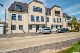 <strong>De ligging</strong><br />Dit recent en energiezuinig appartement is gelegen op de <strong>gelijkvloerse verdieping</strong> van residentie "Emka", een <strong>stijlvol gebouw pal in het centrum van Kruishoutem</strong>. Het gebouw situeert zich in een zijstraat van het centrum, rustig en toch zeer centraal gelegen! Er is een vlotte bereikbaarheid tot het op- & afrittencomplex van de E17 (afrit 6 Kruishoutem) alsmede diverse verbindingswegen. <br /><br /><strong>De indeling</strong><br />Grote lichtrijke living met toegang tot terras - volledig geïnstalleerde keuken - aparte berging met aansluiting voor wasmachine/droogkast - slaapkamer 1 - slaapkamer 2 - badkamer met wastafel en douche - apart toilet;<br />Er is een garagebox met automatische poort inbegrepen in de huurprijs;<br />Een gemeenschappelijke fietsberging is ter beschikking.<br /><br /><strong>Kenmerken</strong><br />- Bewoonbare oppervlakte: 98 m²<br />- CV op aardgas<br />- EPC: 84 kWh/m² jaar - A-label<br /><br /><strong>Troeven</strong><br />- rustig doch centraal gelegen!!<br />- recent appartement!!<br /><strong>- groot terras!!<br />- energiezuinig!!</strong><br /><br />Beschikbaarheid: 01/01/2027<br /><br />Gemeen. kosten: 50,00 EUR / maand<br /><br />Voor meer informatie of een bezoek ter plaatse, reageer via het contactformulier of stuur naar info@hckinvest.be