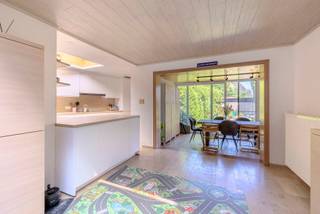 Ruime woning (255<span>m² bewoonbare opp) </span>met 4 slaapkamers, 2 badkamers, garage en tuin op een zeer centrale ligging te Nijlen! <br /><br />Indeling: inkomhal; kelder; masterbedroom met dressing en ensuite badkamer (2018), welke een toilet, bad, inloopdouche en lavabo bevat; ruime en gezellige woonkamer; geïnstalleerde keuken (2024) voorzien van de nodige toestellen; lichrijke veranda met zicht op de tuin; inpandige garage met automatische poort; aparte berging / wasplaats. <br /><br />1V: nachthal; 3 slaapkamer met rolluiken; betegelde badkamer bevat toilet, bad en lavabo. <br /><br />Beklinkerde oprit voor diverse wagens; achteraan bevindt zich een volledig omheinde tuin. <br /><br />Algemeen: <br />- EPC label C (geen renovatieplicht)<br />- Platte daken vernieuwd + geïsoleerd in 2020 en 2022<br />- Elektriciteit conform<br />- Laadpaal voor elektrische wagen voorzien en inbegrepen<br /><br />Bekijk zeker de 360° rondgang via onze website (+ mogelijkheid tot opmeten en ontmeubelen).<br />Alle attesten zijn beschikbaar onderaan op onze website. <br />Voor meer info of een bezoek: 0472 22 22 44 of thanee@solittvastgoed.be.