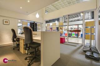 <p><span>Centraal gelegen kantoor- of winkelruimte op de Bruul in Mechelen (optioneel met 1 parkeerplaats)</span></p><p><span> </span></p><p><span>Deze handelsruimte is gelegen in de galerij van het Bruulcenter in het stadscentrum. Met 2 ruime vitrines heb je veel zichtbaarheid!</span></p><p><span> </span></p><p><span>Het gelijkvloers is ideaal voor je kantoor- of winkel. Door de "vide" geniet je van een aangenaam ruimtegevoel. </span></p><p><span>Je beschikt ook over een toilet en een berging. </span></p><p><span> </span></p><p><span>Op de mezzanine is er een extra multifunctionele ruimte, momenteel ingericht als vergaderzaal. </span></p><p><span> </span></p><p><span>In de compacte kitchenette kan heb je alles wat nodig is. Eveneens op dit verdiep een extra bergruimte.</span></p><p><span> </span></p><p><span>Wil je ook je auto kwijt, dan kan je een ondergrondse parkeerplaats in hetzelfde gebouw huren (€115/maand). Makkelijk te bereiken via de Leermarkt.</span></p><p><span> </span></p><p><span>Dankzij de ideale ligging in het midden van het centrum profiteer je van een perfecte bereikbaarheid en zichtbaarheid!</span></p><p><span> </span></p><p><span>Interesse om hier je eigen zaak te starten? Aarzel dan niet om ons te contacteren.</span></p><p><span> </span></p><p><span>015 20 36 00 - <span>info@domoxim.be</span></span></p>