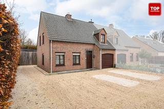 Deze prachtige halfopen gezinswoning is gelegen te Evergem, Doornzele.Hier kan je echt genieten van de rust samen met het gezin. De woning heeft alle...