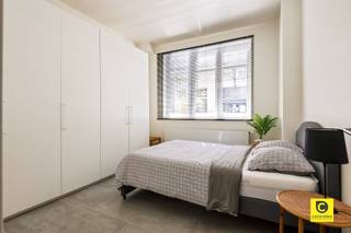 <p><span>Prachtig gerenoveerd gelijkvloers met 1 slaapkamer en cosy stadstuin!<br /></span><span>Met veel toewijding werd dit appartement kwalitatief en smaakvol gerenoveerd. Omwille van deze toplocatie in een feeërieke straat te Oud-Berchem, op een boogscheut van het Villegaspark, het Groen Kwartier en de voetgangersbrug naar Wolvenberg en het Brilschanspark, geniet je niet enkel van de nabijheid van het bruisende stadsleven, maar ook van enkele groene oases van rust in de directe omgeving. Winkels, parken, scholen, horeca en sportfaciliteiten vindt u op wandelafstand en ook de bereikbaarheid is uitstekend met belangrijke invalswegen, station, tram- en bushaltes vlakbij. Mis deze mooie kans zeker niet!</span></p><p><span> </span></p><p><span>Dit trendy appartement kent volgende indeling:</span><span><br /><br /></span><span>Inkom-/nachhal, slaapkamer, badkamer &amp; wasruimte:</span></p><p><span>In de inkomhal met videofoon vestigen de inbouwspots de aandacht op de strakke en onderhoudsvriendelijke tegelvloer met industriële betonlook, dewelke werd doorgelegd in heel het appartement. De ruime slaapkamer (ca. 14 m²) is voorzien van lamellen, TV- &amp; UTP aansluiting en een grote ingemaakte kastenwand. De rustieke badkamer omvat een bad/douche combinatie, een strak wasmeubel, een handdoekradiator alsook mechanische ventilatie. De praktische wasruimte is geheel apart en beidt veel extra opbergruimte, ideaal voor het kuisgerief.<br /><br /></span><span>Leefruimte &amp; keuken:<br /></span><span>In de leefruimte kan je in alle privacy gezellig vertoeven met zicht op de leuke stadstuin. De woonkamer vormt een harmonieus geheel met de open keuken, perfect voor wie graag achter het fornuis zonder iets te moeten missen van het gezelschap. De moderne keuken biedt veel werk- en opbergruimte en is voorzien van kwalitatieve toestellen (inductievuur, oven, dampkap, vaatwasser, koelkast en vriezer). Bovendien is de keuken dermate ruim dat er makkelijk een eetkamertafel kan staan.<br /><br /></span><span>Stadstuin, fietsberging &amp; kelder:<br /></span><span>Via de woonkamer verkrijgt u toegang tot de charmante stadstuin. De ideale plek voor uw kopje koffie en ontbijt in de ochtend, een sprankelend aperitief na thuiskomst van een drukke dag of een gezellig BBQ met familie en vrienden. Het onderhoud beperkt zich met dank aan het kunstgras tot een absoluut minimum. Daar de tuin geheel omheind is, leent deze zich ook perfect voor alle dierenliefhebbers. De gemeenschappelijke fietsberging is inpandig, een ware luxe om u stalen ros veilig en droog te kunnen stallen. De handige kelder is inbegrepen.</span></p><p><span><br /></span><span>Extra troeven:</span></p><p><span>- Mobiscore 9,7/10</span></p><p><span>- Instapklaar</span></p><p><span>- 80m² (cfr. EPC)</span></p><p><span>- EPC B</span></p><p><span>- Gevelisolatie<br />- HR beglazing 2019</span></p><p><span>- Elektriciteit conform</span></p><p><span>- Asbestveilig</span></p><p><span>- Individuele meters (geen maandelijkse lasten)</span></p><p><span>- Stadstuin</span></p><p><span>- Kelder</span></p><p><span>- Fietsberging</span></p><p><span> </span></p>
