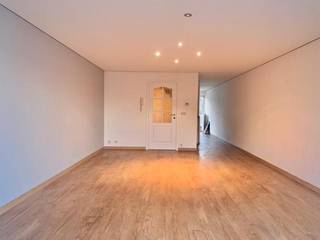 <strong>Triplex appartement met 3 slaapkamers en een garagebox te huur in Tessenderlo centrum</strong><br /><br />In het bruisende centrum van Tessenderlo vinden we dit leuke appartement te huur. De centrale ligging biedt heel wat voordelen: winkels, supermarkten, scholen, horeca en openbaar vervoer bevinden zich op wandelafstand. De op- en afrit van de E313 bevindt zich op slechts enkele minuutjes rijden.<br /><br />Het appartement is gelegen op de eerste verdieping. We betreden het appartement via de inkomhal die uitgeeft op de ruime leefruimte (30m²). Aansluitend aan de leefruimte bevindt zich de keuken voorzien van een kookvuur (inductie) met dampkap, een combi microgolfoven, een koelkast en een vaatwasser. Naast de keuken bevindt zich een berging met aansluitingen voor de wasmachine en droogkast. De woonkamer kijkt uit op een klein terrasje.<br /><br />Op de eerste verdieping van het appartement bevinden zich twee slaapkamers (14m² en 9,4m²) en de badkamer. De badkamer werd ingericht met een inloopdouche, een dubbele lavabo en een toilet. Op de tweede verdieping is er nog een masterbedroom (20,6m²).  <br /><br />Voor het parkeren van de wagen is er een bijhorende garagebox achteraan het gebouw.<br /><br />De maandelijkse huurprijs bedraagt 895 euro per maand en er zijn geen bijkomende gemeenschappelijke kosten. Het appartement is beschikbaar vanaf 1 april 2026.<br /><br />Heeft u interesse? Contacteer ons dan via info@bosmanvastgoed.be voor meer informatie of een bezoek ter plaatse. Wij helpen jullie graag verder!