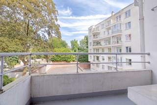 <p>UKKEL – Churchilllaan | Elegant 2-slaapkamerappartement met groen uitzicht!<br />Op een bevoorrechte ligging tussen de Churchillrotonde en het Ter Kamerenbos, in een van de meest gegeerde wijken van Ukkel, bevindt zich dit aangename appartement van ±115 m². Het geniet van een uitzonderlijke ligging, in de onmiddellijke nabijheid van winkels, openbaar vervoer en groene ruimtes.<br />Gelegen op de 2e verdieping van een perfect onderhouden gebouw uit de jaren 50, overtuigt het appartement door zijn mooie volumes, overvloedige lichtinval en aangename groene uitzichten.<br />Extra troeven zijn het EPC D+, een privatieve kelder en een ruime dienstbodekamer op de begane grond, ideaal als bureau en om in alle rust van thuis uit te werken.<br />Het appartement is momenteel verhuurd aan € 1.466/maand in het kader van een huurovereenkomst die werd ondertekend in 2022, waardoor het eveneens een interessante opportuniteit vormt voor een investeerder die op zoek is naar een uitstekend gelegen eigendom.</p>
<p><span>2e verdieping (links)</span>: Appartement "A2"</p>
<ul>
<li>Inkomhal</li>
<li>Woonkamer met parket van ± 38 m²</li>
<li>Volledig uitgeruste keuken</li>
<li>Nachthal</li>
<li>Slaapkamer 1 van ± 14 m²</li>
<li>Slaapkamer 2 van ± 16 m²</li>
<li>Badkamer</li>
<li>Toilet</li>
</ul>
<p>kelder C01<br />dienstbodenkamer</p>