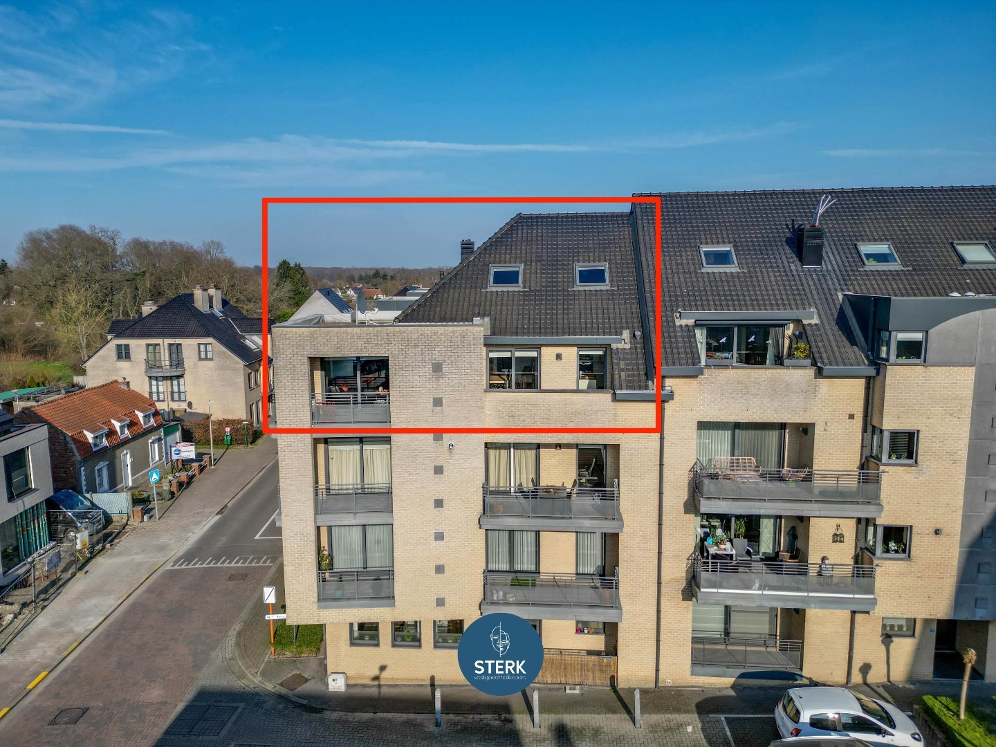 RIANTE DUPLEX MET 5 SLPKS, 2 BADKAMERS EN DUBBELE GARAGE IN CENTRUM LANAKEN ! - foto 4