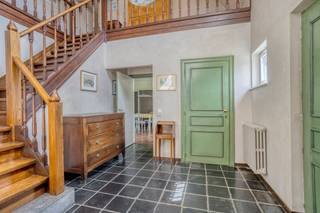 Op een commercieel interessante locatie in het centrum van Opwijk bevindt zich deze prachtige, karaktervolle open bebouwing. Met een indrukwekkende bewoonbare oppervlakte op een prachtig perceel biedt deze villa de ultieme flexibiliteit voor wie wonen wil combineren met een professionele activiteit of vrij beroep. Er is een volledig aparte praktijkruimte (2 consultatieruimtes) met wachtzaal, sanitair EN eigen ingang.Het woongedeelte is opgetrokken met traditionele, kwalitatieve materialen en straalt pure klasse uit:- Imposante inkomhal met vestiaire en gastentoilet- Sfeervolle woonkamer met parket, uitgerust met een gezellige open haard en bar- Keuken met toegang tot het terras en de kelder- Een grote en onderhoudsvriendelijke tuinDe eerste verdieping biedt alle comfort voor een groot gezin of extra opslag:- 5 ruime slaapkamers voorzien van praktische inbouwkasten- 2 zeer ruime badkamers- Linnenkamer/wasplaats- Grote bergzolderExtra troeven: - 15 zonnepanelen- Viessmann condensatieketel (aardgas)- Vrijstaande dubbele garage voor 2 wagens met een eigen, aparte opritUnieke flexibiliteit: door de dubbele toegang is deze villa tevens ideaal als zorg- of kangoeroewoning. Bent u op zoek naar een unieke eigendom met karakter waar uw zaak en gezin hand in hand gaan? Grijp deze kans in het hart van Opwijk en mis deze opportuniteit niet!Bestuursmaatregelen in het maatregelenregister: nee