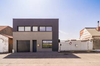 Deze prachtige woning in moderne stijl vinden we terug op een landelijke ligging in de gemeente Assenede.De eigenaar heeft de woning volledig...