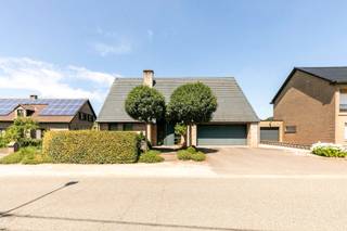 Deze instapklare woning uit 1998 biedt een bewoonbare gelijkvloerse oppervlakte van maar liefst 197 m². Ze is gelegen in een rustige omgeving en...