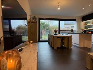 <div>Deze instapklare energiezuinige woning bestaat op het gelijkvloers uit een inkomhal, apart toilet, een ruime leefruimte met zithoek en aansluitend de open keuken. Naast de keuken is er een grote berging en een garage. Via de traphal komt u op de eerste verdieping waar er een nachthal, badkamer met ligbad en douche, apart toilet en twee slaapkamers zijn. De tweede verdieping is bereikbaar via vaste trap en omvat op haar beurt nog een derde en vierde slaapkamer. Hierboven bevindt zich de zolderverdieping welke bereikbaar is via valluik. Buiten zijn er twee terrassen, een aangelegde tuin en tuinberging. Centrale verwarming op gas, hoogrendementsbeglazing en ventilatie type D zijn slechts enkele troeven Dit is een topper in zijn prijsklasse!</div>