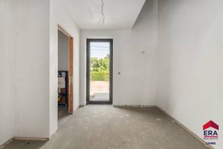 <p><strong>Ben je op zoek naar een energiezuinige nieuwbouwwoning met drie slaapkamers en een zonnige, zuidgerichte tuin, die je verder naar eigen smaak kunt afwerken? Zo gevonden!</strong></p>
<p>Deze stijlvolle BEN-woning combineert hedendaagse architectuur met een hoogwaardige afwerking en uitstekende energieprestaties. Dankzij de lucht-waterwarmtepomp, vloerverwarming, ventilatiesysteem D met warmteterugwinning, zonnepanelen en een performante isolatie behaalt de woning een E-peil van slechts E20. Zo geniet je niet alleen van optimaal wooncomfort, maar ook van een bijzonder lage energiefactuur.</p>
<p>De woning is gelegen op een perceel van 221 m² en beschikt over een bewoonbare oppervlakte van 155,9 m². Buiten geniet je van een zuidgerichte tuin van ca. 60 m² en een terras van 15 m², waar je de hele dag van de zon kunt genieten. Daarnaast is er de mogelijkheid om een carport te plaatsen (vergund, maar momenteel niet voorzien), zodat je ook over een overdekte parkeerplaats kunt beschikken.</p>
<p>Op het gelijkvloers vind je een inkomhal met gastentoilet, een lichtrijke woonkamer, een gezellige eetkamer en een ruime open keuken. Verder is er een praktische berging met aansluitingen voor wasmachine en droogkast. Vanuit de leefruimte heb je rechtstreeks toegang tot het terras en de tuin.</p>
<p>Op de verdieping bevinden zich drie volwaardige slaapkamers van 14 m², 12 m² en 12 m², en een badkamer van 10 m².</p>
<p>Een extra troef is dat de keuken en badkamer nog niet geplaatst zijn, waardoor je als koper deze volledig naar eigen smaak en stijl kunt kiezen en afwerken (inbegrepen in de prijs). Ook voor verschillende andere afwerkingsmaterialen is nog keuze mogelijk binnen de voorziene budgetten.</p>