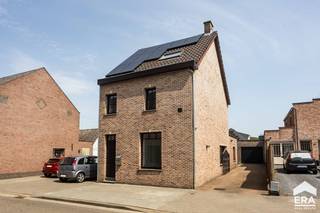 [[ DIT PAND NEEMT DEEL AAN DE ERA OPEN HUIZEN DAG OP 6/12 VAN 9:30 TOT 10:30 ]]
<p><strong>Ben je op zoek naar een instapklare woning met vier slaapkamers, garage en grote tuin met terras in het rustige Nieuwerkerken? Gevonden!</strong><br />Deze charmante woning bevindt zich in een rustige en verkeersluwe straat, vlak bij winkels, scholen en openbaar vervoer op een perceel van bijna 7 are. Dankzij de zonnepanelen (2020), hoogrendementsglas, gascondensatieketel (2015) en een asbestveilig attest geniet je hier van energiezuinig en zorgeloos wonen. De tuinafsluiting (2020) zorgt voor extra privacy en veiligheid, terwijl de ruime garage en oprit met plaats voor drie wagens extra comfort bieden.</p>

<p>De inkomhal met apart toilet leidt naar de gezellige woonkamer met zithoek en eetplaats, waar veel natuurlijk licht binnenvalt. Aansluitend vinden we de ruime keuken die volledig is uitgerust met alle nodige toestellen (vaatwas, combi-oven, gasfornuis...). Verder vind je op het gelijkvloers de recent gerenoveerde badkamer (2018) met douche, lavabo en toilet. Achteraan vormt de lichtrijke veranda een heerlijk verlengstuk van de leefruimte en biedt ze een prachtig uitzicht op het grote terras met afgesloten tuin.</p>

<p>Op de eerste verdieping bevinden zich twee ruime slaapkamers, terwijl de zolderverdieping werd ingericht met nog twee bijkomende kamers, perfect als extra slaapkamers, hobbyruimte of bureau.</p>

<p>Ben jij op zoek naar een energiezuinige, perfect onderhouden woning waar je zonder zorgen kan intrekken? Contacteer ons dan vandaag nog voor een bezoek en ontdek zelf de troeven van deze gezellige gezinswoning in Nieuwerkerken!</p>