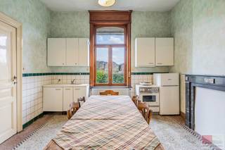 Bijzonder ruim neoclassicistisch herenhuis, bouwjaar 1902, gelegen in het Voerense dorp Moelingen. Woonopp. 327 m², waarvan het gelijkvloers...