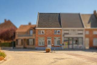 Pal in het recent heraangelegde centrum van Rijmenam bevindt zich deze charmante rijwoning. De woning werd in 2001 grondig gerenoveerd en verkeert vandaag nog steeds in een uitstekende staat.<br /><br />Dankzij de open vide geniet de woning van een aangename lichtinval en een ruimtelijk gevoel. Bovendien scoort ze uitstekend op technisch vlak met een gunstig EPC-label B, een conforme elektriciteitskeuring en een gunstig asbestattest.<br /><br />Achteraan bevindt zich een koer/tuintje met tuinhuis, ook bereikbaar via een erfdienstbare doorgang achter de woning.<br /><br />De ligging is een absolute troef: midden in het dorpscentrum, op wandelafstand van winkels en voorzieningen, vlak bij de prachtige Dijlevallei en met een vlotte verbinding naar Mechelen, Leuven en de omliggende gemeenten.<br /><br />Een instapklare woning op een centrale locatie, ideaal voor wie comfortabel wil wonen in een aangename omgeving.<br /><br />Contacteer Nico voor een bezoek ter plaatse via Nico@reds.be of op het nummer 0478 012 012.