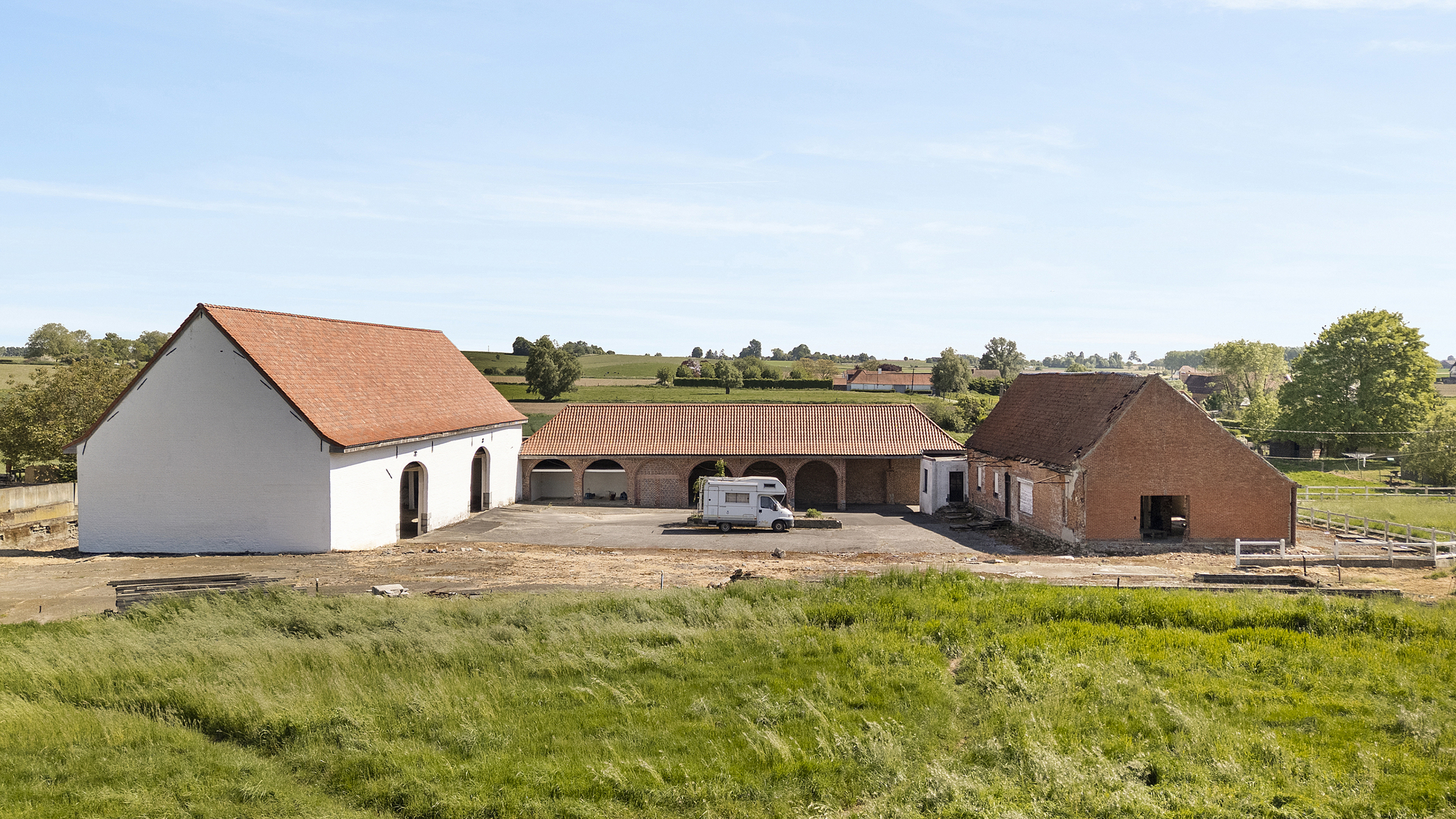 Authentieke vierkantshoeve op 8.064 m², ENORM VEEL POTENTIEEL! - foto 1
