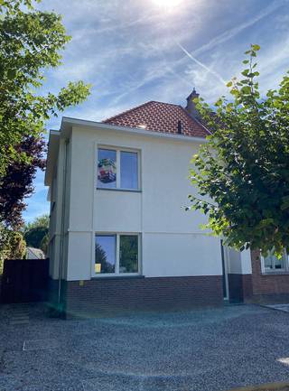 Unieke duplex (1e en 2e verdieping), gelegen in een warme residentiële buurt, volledig nieuw in industrieel interieur. Betonnen vloeren met vloerverwarming (gas), geïnstalleerde keuken en badkamer, ruim terras met zicht op groen, vaste staanplaats vooraan voor een wagen. Vaste kosten voor onderhoud groenbeplanting, verrekend in de jaarafrekeninf.. Voorzien van zonnepanelen (in huurprijs inbegrepen!) aangesloten énkel aan de Duplex.<br /><br />Authentiek karakter met moderne inkleding. Rustige buurt met op wandelafstand het centrum en andere nuttige locaties. Brussel snel bereikbaar. Beschikbaar vanaf december 2025.<br /><br />Enkel beschikbaar voor directe bewoners, maw. bewoner is dezelfde als naam op huurcontract en enkel residentieel gebruik. Geen huisdieren.<br /><br />Leiding voor installatie elektrische laadpaal is voorzien. Laadpaal in samenspraak met eigenaar.