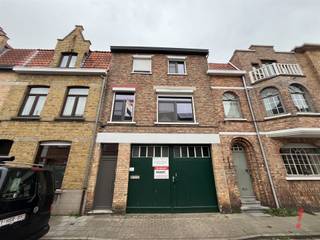 <p>Ontdek deze unieke retailruimte in het hart van Sint-Kruis, net buiten de stadsring gelegen aan de Kruispoort, met een totale bewoonbare oppervlakte van 200m² op een perceel van 385m². Deze ruime woning met bijhorende loods biedt drie ruime slaapkamers en een opslagplaats, ideaal voor zelfstandigen, gezinnen met hobbies of als investeringsmogelijkheid.<br />Op de gelijkvloerse verdieping is een dubbele poort met een ruime garage (ca 65m2). Verder is een binnenkoer met doorgang naar een grote opslag- of werkplaats (ca400m2).<br />Er is doorgang van zowel de 1e garage alsook een aparte inkomhal naar de bovengelegen woonst.<br />Deze omvat een inkomhal naar de 1e verdieping met een woon- en eetkamer met een nieuw ingerichte keuken. Verder is een badkamer met lavabo, douche en toilet.<br />Vaste trap naar de 2e verdieping met 3 volwaardige slaapkamers met daarboven een kruipzolder.<br />Een van de grootste troeven van deze woning is de dubbele garage, ideaal voor meerdere voertuigen of als extra opslagruimte. De achterliggende werkplaats biedt tal van mogelijkheden voor ondernemers of hobbyisten die extra ruimte nodig hebben.<br />Deze eigendom biedt een uitstekende connectiviteit, gelegen dicht bij belangrijke uitvalswegen en openbaar vervoer. <br />Kortom, een veelzijdige pand dat zowel een comfortabele woonruimte als een uitstekende zakelijk potentieel biedt. Mis deze unieke kans niet in Sint-Kruis!<br />Dit pand biedt tal van mogelijkheden voor wie op zoek is naar een groot volume op een toplocatie!<br />EPC: 772kWh/m2, nieuwe ramen in dubbele beglazing met pvc raamomlijsting en rolluiken voorzien.<br />Vraagprijs: 549.000 euro.<br />Voor info/bezoek: 050 733 337 of kantoor@immowoon.be</p>