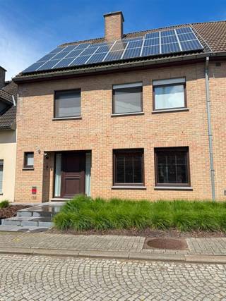<p><span>Welcome to this beautiful, move-in-ready home in Kaster—a modern, energy-efficient family home that will meet all your expectations. With a living area of 194 square meters on a 210-square-meter lot, this home offers excellent possibilities for a family.</span></p><p><span> </span></p><p><span>This well-organized home features four spacious bedrooms, ideal for a growing family or for a home office. The modern bathroom is fully equipped with a bathtub and a walk-in shower, featuring luxurious finishes.<br /><br /></span></p><p><span>The kitchen is a highlight of this home, equipped with all modern appliances and creating an elegant and functional kitchen space. The open connection to the dining and living room makes it an ideal social hub of the house.</span></p><p><span> </span></p><p><span>The living room is spacious and bright, with large windows that let in plenty of natural light and offer views of the surroundings. The modern decor with minimalist details gives the interior a contemporary character.</span></p><p><span> </span></p><p><span>With 32 m² of solar panels on the roof, this home is highly energy-efficient.</span></p><p><span> </span></p><p><span>The home features a practical laundry room with space for a washer and dryer, and plenty of storage throughout the house for added convenience in daily life.</span></p><p><span> </span></p><p><span>Outside, you’ll find a beautifully landscaped garden with patio areas and a modern outbuilding, ideal for cozy summer evenings.</span></p><p><span>The rear garage offers secure parking.</span></p><p><span> </span></p><p><span>This home in Kaster combines modern comfort with practical family living and sustainability, making it an attractive option for those seeking quality and style.</span></p>