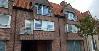 <span><strong>VERHUURD...</strong></span><br /><br />Ideaal gelegen aan de rand van Knokke. Aangenaam gebouw met in het appartement een inkomhal met vestiairekast, mooie open keuken uitgevend op het zongerichte terras achteraan, berging met aansluiting voor wasmachine/droogkast en toilet en een ruime woonkamer met zithoek en balkon vooraan. Op de eerste verdieping vindt u de twee slaapkamers alsook de douchekamer met lavabo en extra toilet. Scherpe prijs! Ideaal voor single of jong koppel. Gemeenschappelijke fietsenberging op het gelijksvloer en ruime privatieve kelder aanwezig. €65/maand provisie gemeenschappelijke kosten. <br />Mail ons voor een vrijblijvend bezoek op onze eerstvolgende bezoekdag en overtuig u zelf.<br /><br /><span><strong>Tehuurstelling onder voorwaarden; Zie www.more.be, "bijlagen" en onder voorbehoud van beschikbaarheid.</strong></span>
