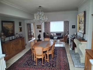 Degelijke woning met 4 slaapkamers gelegen in het centrum van Aalst.Gelijkvloers: lichtrijke inkomhal, ruime woonkamer met aansluitend veranda,...