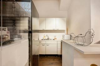 <p><strong>De buurt</strong></p>
<p>De Stoelstraat is een rustig, gebogen straatje in het hart van het historische Antwerpen: discreet, maar op wandelafstand van alles wat de stad groot maakt. Hier rijden geen trams, gonst geen drukte. Wat u wel hoort? De beiaard van de Onze-Lieve-Vrouwekathedraal, die op gezette tijden de uren markeert. De Groenplaats, de Handschoenmarkt, de beste restaurants en winkels van de stad: alles ligt om de hoek. En toch keert u 's avonds terug naar een van de stilste straatjes van de binnenstad.</p>
<p><strong>De woning</strong></p>
<p>Over vier niveaus biedt dit breedhuis een aangename en praktische indeling.</p>
<p>Het <strong>gelijkvloers</strong> telt een gezellige woonkamer en een kitchenette. Op de <strong>eerste verdieping</strong> vindt u twee ruime slaapkamers en een douchekamer. De <strong>tweede en zolderverdieping</strong> bieden opnieuw twee slaapkamers en een tweede douchekamer, waardoor ook grotere gezelschappen of toeristische verhuur perfect mogelijk zijn.</p>
<p>Of u nu zelf wil genieten van dit unieke adres, of er een succesvol verhuurproject van wil maken: de Stoelstraat biedt het beste van beide werelden.</p>