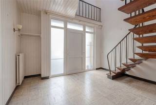 Ruime halfopen stadswoning met 3 slaapkamers, gezellige binnenkoer en achterliggende loods in het centrum van Maaseik. ALGEMEEN:- Halfopen bebouwing...