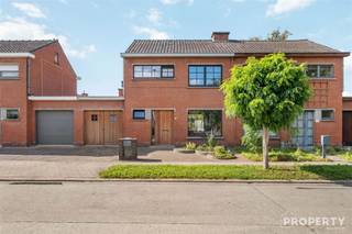Op zoek naar een gezellige, verrassend ruime familiewoning in Harelbeke? Dit karaktervolle huis met drie slaapkamers en een garage biedt de ideale basis voor wie graag zijn eigen stempel drukt op een nieuwe thuis.Binnen kom je via de inkomhal in een lichte leefruimte met aansluitend de keuken. De ruimtes bieden voldoende oppervlakte en mogelijkheden om ze modern en naar jouw eigen wensen in te vullen.Boven telt de woning drie mooie slaapkamers en ruimte voor een badkamer. Buiten is het genieten op het ruime terras en in de zonnige tuin. Een grote extra troef is de praktische garage, perfect voor de auto, fietsen of als extra opbergruimte.Interesse? Mail naar info@property-vastgoed.be voor meer info of bel ons op 056 96 08 00 voor een bezoek.