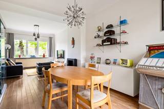 <p><span>Deze instapklare woning, gelegen in zeer gegeerde tuinwijk Interescaut, bevindt zich in een uitzonderlijk rustige en groene omgeving midden tussen de velden van de Rupelstreek. De woning werd sinds 2006 stelselmatig en grondig gerenoveerd maar de authentieke charme werd goed bewaard.</span></p>
<p><span>Indeling:</span></p>
<p><span>Gelijkvloers: inkomhal, lichtrijke leefruimte met prachtig zicht op de omliggende velden, aansluitend een volledig gerenoveerde keuken. Naast de keuken bevindt zich een praktische berging/wasruimte. Vanuit de keuken heeft u directe toegang tot de tuin met overdekt terras, ideaal georiënteerd op het zuidwesten, waar u in alle rust kan genieten van zon en natuur. Achteraan de tuin loopt een servitudeweg, wat het mogelijk maakt om de tuin ook langs achter te bereiken, handig voor fietsen!</span></p>
<p><span>Eerste verdieping: twee ruime, gerenoveerde slaapkamers en één kleinere éénpersoonskamer. verder is er nog een douchekamer.</span></p>
<p><span>Tweede verdieping: momenteel ingericht als één zeer ruime kamer, maar dankzij de aanwezigheid van twee toegangen vanuit de nachthal kan deze eenvoudig opgesplitst worden in twee volwaardige slaapkamers. er is nog een aparte technische ruimte.</span></p>
<p><span>Kelder: de woning beschikt over een grote, hoge en droge kelder, kan pefrect dienen als hobbyruimte of werkplaats.</span></p>
Bijzonderheden:<br />- EPC C<br />- Asbest veilig<br />- Prachtige locatie<br />- Gerenoveerd<br /><br />Vg, Wg, Gmo, Gvkr, VV. Geen overstromingsgevoelig gebied