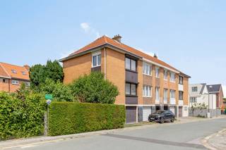 Deze stevige driegevelwoning (type bel-étage) bevindt zich in een vreedzame woonwijk, op wandelafstand van het centrum van Groot-Bijgaarden en op slechts enkele minuten van de Brusselse Ring. De ideale match voor wie vlot woon-werkverkeer wil combineren met rust!De indeling van de woning:Gelijkvloers: Een uitnodigende inkomhal, een ruime garage en een praktische wasplaats/berging met directe toegang tot de mooie, gezellige tuin.Eerste verdieping: Een lichtrijke, L-vormige woonkamer met een sfeervolle open haard en een aangrenzende, compacte half-ingerichte keuken.Tweede verdieping: Drie slaapkamers (twee grote en één kleinere die perfect kan dienen als babykamer of thuiskantoor) en een badkamer uitgerust met een ligbad.Zolder: Bereikbaar via een uittrekbare trap. Deze ruimte biedt de mogelijkheid om, mits de nodige aanpassingen, omgevormd te worden tot een extra volwaardige slaapkamer of hobbyruimte.Bestuursmaatregelen in het maatregelenregister: nee