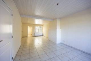 Op zoek naar een woning met ruimte, karakter en mogelijkheden? Deze aangename gezinswoning biedt een comfortabele basis en beschikt bovendien over verschillende ruimtes die naar eigen wens kunnen worden ingevuld.<br /><br />Bij binnenkomst komt u in de hal, die toegang geeft tot de gezellige woonkamer. Dankzij de natuurlijke lichtinval ontstaat hier een aangename sfeer. De keuken sluit aan op de veranda, een veelzijdige ruimte die perfect kan dienen als eet-, speel- of ontspanningsruimte en tegelijkertijd een mooi zicht op de tuin biedt.<br /><br />De badkamer bevindt zich op het gelijkvloers en is uitgerust met een wastafelmeubel, toilet en ruime inloopdouche. Ook voor wasmachine en droogkast is hier een praktische plaats beschikbaar.<br /><br />De bovenverdieping telt twee volwaardige slaapkamers en een kleinere kamer. Deze extra kamer kan, afhankelijk van uw behoeften, dienstdoen als bureau, dressing, kinderkamer of hobbyruimte. Vanuit de nachthal bereikt u via een vaste trap de ruime zolder. Deze verdieping is onafgewerkt maar biedt voldoende opbergruimte.<br /><br />Ook de buitenruimte is een belangrijke troef. De woning beschikt over een terras, een afzonderlijke berging en een ruime, diepe tuin. Er is voldoende plaats om de tuin naar eigen smaak in te richten en er een aangename buitenplek van te maken.<br /><br />Deze woning biedt een mooie combinatie van praktische ruimtes en een ruime buitenomgeving. Ideaal voor wie op zoek is naar een woning die kan meegroeien met de behoeften van zijn bewoners.<br /><br />Interesse? Maak een afspraak via 016 199 348 of stephanie.mottie@homixx.be en kom de woning ter plaatse bekijken!