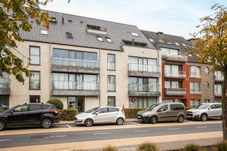 Recente en energiezuinige gelijkvloerse kantoor- of praktijkruimte op topligging nabij station Denderleeuw. Dit gelijkvloerse kantoor-...