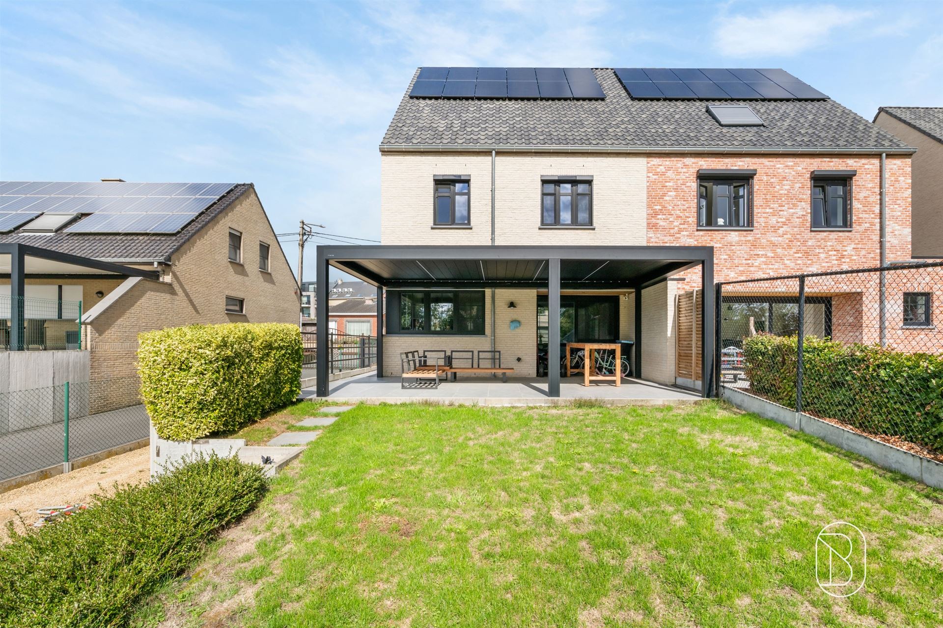 Recente halfopen bebouwing met 3 slpk, carport en tuin - foto 4