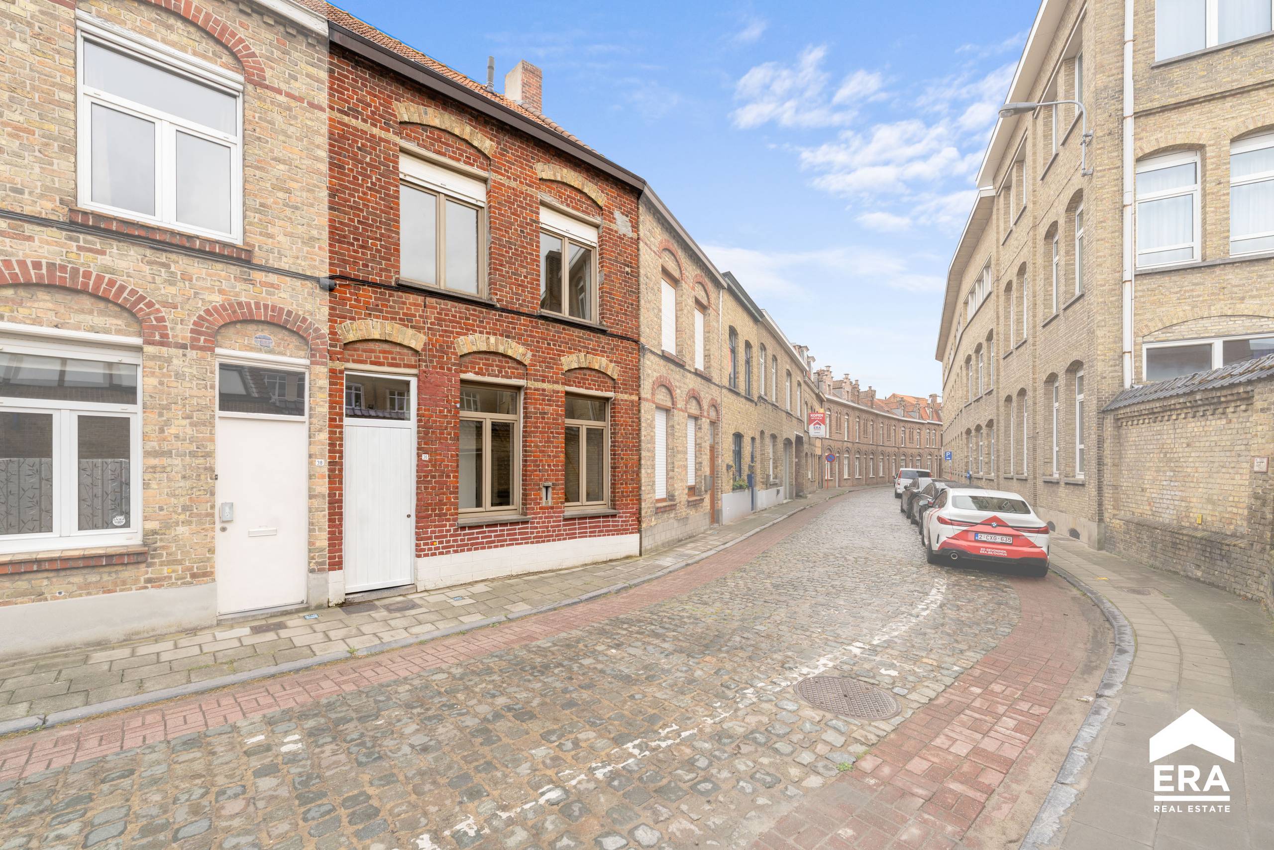 Volledig gerenoveerde woning met tuin en garage in Ieper - foto 3