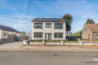 Op zoek naar een ruime en instapklare woning met veel comfort, energiezuinigheid én een heerlijke buitenruimte? Deze verzorgde open bebouwing op een perceel van maar liefst 10 are combineert ruimte, praktische voorzieningen en modern wooncomfort.<br /><br />INDELING<br />Gelijkvloers: inkomhal, toilet, leefruimte, zithoek, ruime keuken, berging en badkamer met inloopdouche;<br />Eerste verdieping: overloop, 4 slaapkamers, tweede badkamer met inloopdouche;<br />Zolder die toegankelijk is via een trapluik en kelder die gebruikt kan worden als voorraadkamer. <br /><br />Ook technisch is de woning uitstekend uitgerust. Zo beschikt ze over zonnepanelen met een installatie van 3.750 kWp, spouw- en dakisolatie en een EPC-label B. De elektrische installatie is conform. Het dak werd vernieuwd in 2010.<br /><br />PLUSPUNTEN<br />+ 4 slaapkamers<br />+ 2 badkamers met inloopdouche<br />+ Verwarmd zwembad<br />+ 5.000 liter regenwaterput<br />+ Zonnepanelen: 3.750 kWp<br />+ EPC-label B<br />+ Elek conform<br />+ Ruime tuin met overdekt terras<br />+ Garage <br /><br />Een woning die ruimte, comfort en energiezuinigheid mooi weet te combineren, met als absolute blikvanger het verwarmde zwembad. <br /><br />Een ideale gezinswoning voor wie comfortabel wil wonen en volop wil genieten van het buitenleven.