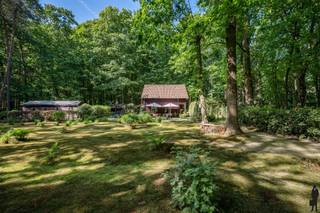 Charmante woning in een prachtige, groene omgeving met veel privacyDeze karaktervolle woning is gelegen in een oase van rust en groen, bereikbaar via...
