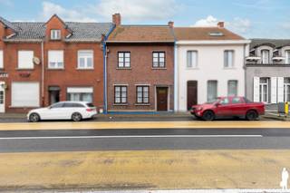 <strong>Rijwoning met tuin in centrum Poppel, op wandelafstand van alle faciliteiten. De woning is o.a voorzien van een ruime woonkamer <br />2 slaapkamers op de verdieping en een grote zolder met mogelijkheden voor een extra kamer.<br />Energielabel C en goedgekeurde electiciteit.<br /><br /><br /></strong><u>Gelijkvloerse verdieping<br /></u><span>Via de inkomhal met vestiaire betreedt u de lichte woonkamer voorzien van een fraaie eiken vloer.<br />De ruime keuken is eenvoudig maarheeft veel kastruimte en is bruikbaar.<br /></span><span>Aangrenzend aan de keuken is er een toiletruimte en een praktische bijkeuken/wasplaats waar ook de cv ketel staat. ( stookolie)</span><br /><br /><u>Eerste verdieping<br /></u><span>De trap in de woonkamer brengt u naar de eerste verdieping. Hier vindt u 2 ruime slaapkamers en een badkamer met inloopdouche, wastafel, bidet en toilet.<br /></span><br /><u>Tweede verdieping<br /></u><span>Via een vlizo trap te bereiken grote geisoleerde zolder.<br />Het is mogelijk om een vaste trap te plaatsen en zo een extra (slaap) kamer te realiseren.<br /></span><br /><u>Buitengebeuren</u><br /><span>Een diepe stads tuin die loopt tot aan de garage achteraan het perceel.</span><br /><br /><u>Bijzonderheden<br /></u><span>- Hardhouten kozijnen met dubbel glas</span><br /><span>- Energielabel C</span><br /><span>- Goedgekeurde electriciteitsinstallatie. </span><br /><span>- Asbestveilig<br />- Aardgas ligt in de straat.<br />- Servitude om via de Kabienstraat naar de achtertuin te komen is te bespreken met de huidige eigenaar.</span>