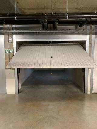 Een felbegeerde parkeerplaats in de drukke badstad gezocht? Wij bieden u de toegang aan tot het volledig afgesloten garagecomplex.Het betreft hier...