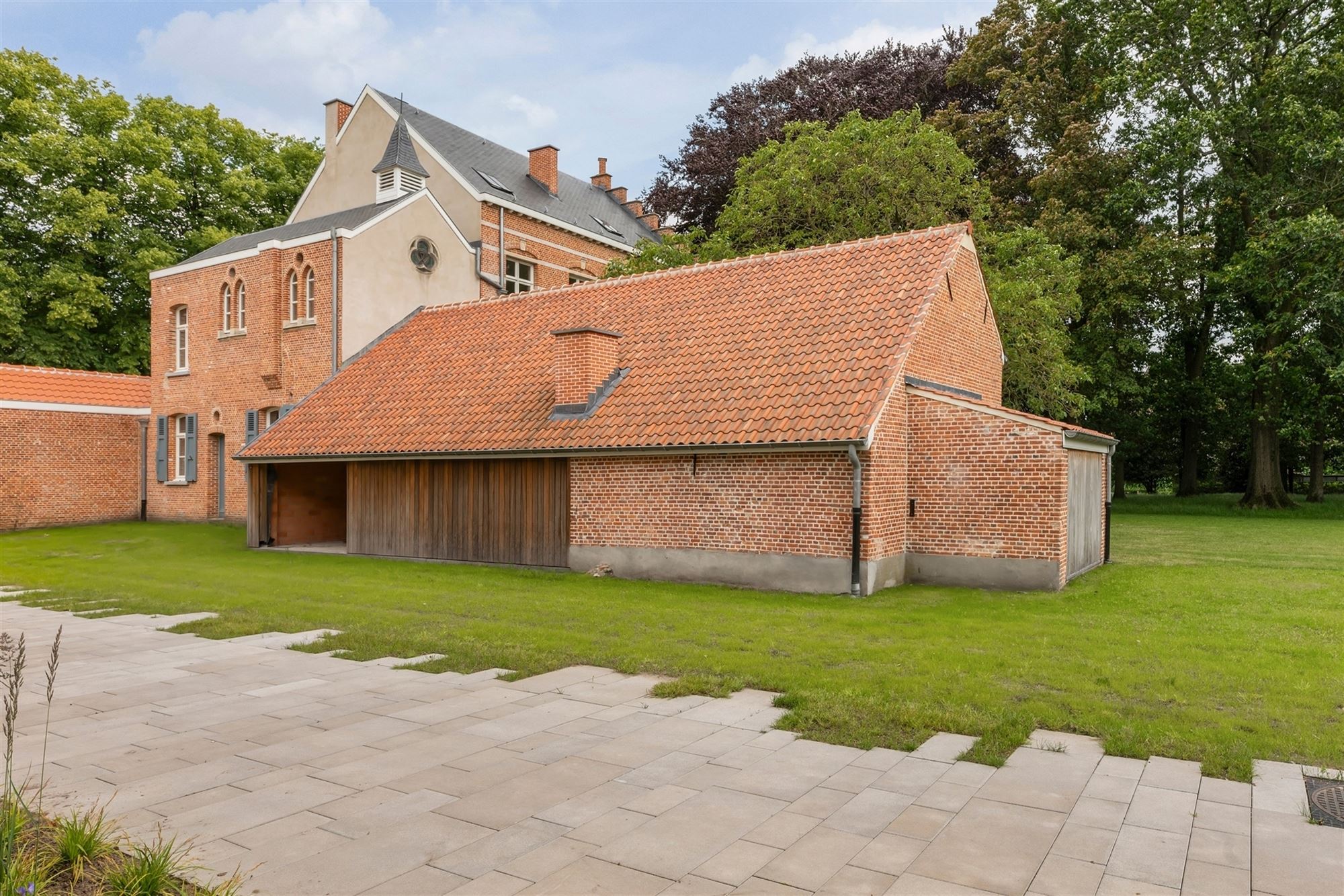 Historic building with many possibilities - photo 5