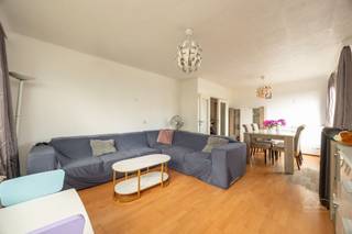 <p><span>Lichtrijk hoekappartement met 3 slaapkamers en terras in Borgerhout!</span></p><p><span>Centraal gelegen met tal van winkels, gezellige horecazaken en een vlotte verbinding met het openbaar vervoer en belangrijke invalswegen.</span></p><p><span> </span></p><p><span>Dit appartement van </span><span>94m²</span><span> (cfr. EPC) is gelegen op de </span><span>4de verdieping</span><span> van een goed onderhouden gebouw en is bereikbaar via </span><span>lift of trap</span><span>.</span></p><p><span>Bij het betreden van de inkomhal krijgen we meteen toegang tot alle ruimten. Eerst komen we in de </span><span>ruime leef- en eetruimte</span><span> dewelke geniet van </span><span>veel lichtinval </span><span>dankzij de grote raampartijen.</span></p><p><span>De </span><span>gesloten keuken </span><span>is </span><span>volledig geïnstalleerd</span><span> en geeft ons toegang tot het</span><span> terras</span><span>.</span></p><p><span> </span></p><p><span>Het appartement beschikt over </span><span>3 volwaardige slaapkamers</span><span> (16m², 11m², 9m²).</span></p><p><span>De </span><span>badkamer</span><span> is voorzien van een ligbad, wastafel en een aansluiting voor wasmachine. Tenslotte is er een </span><span>apart toilet</span><span> aanwezig.</span></p><p><span> </span></p><p><span>Troeven: </span></p><ul><li><span>EPC C</span></li><li><span>Veel lichtinval</span></li><li><span>3 slaapkamers</span></li><li><span>Lift aanwezig</span></li><li><span>CV op gas</span></li></ul><p><span> </span></p><p><span>Vrijblijvend advies met gratis schatting van uw eigendom? Neem gerust contact met ons op! </span></p><p><span> </span></p><p><span>Jessica Wojcik</span></p><p><span><span>Jessica@homeforyou.be</span></span></p><p><span>+32 488 24 97 20</span></p><p><span>7/7 bereikbaar</span></p><p><span> </span></p>